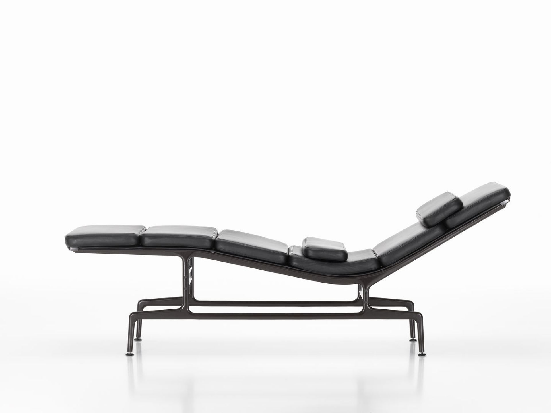 Schwarze Soft Pad Chaise ES 106 Liege von Vitra, modernes Designmöbel für entspanntes Liegen.