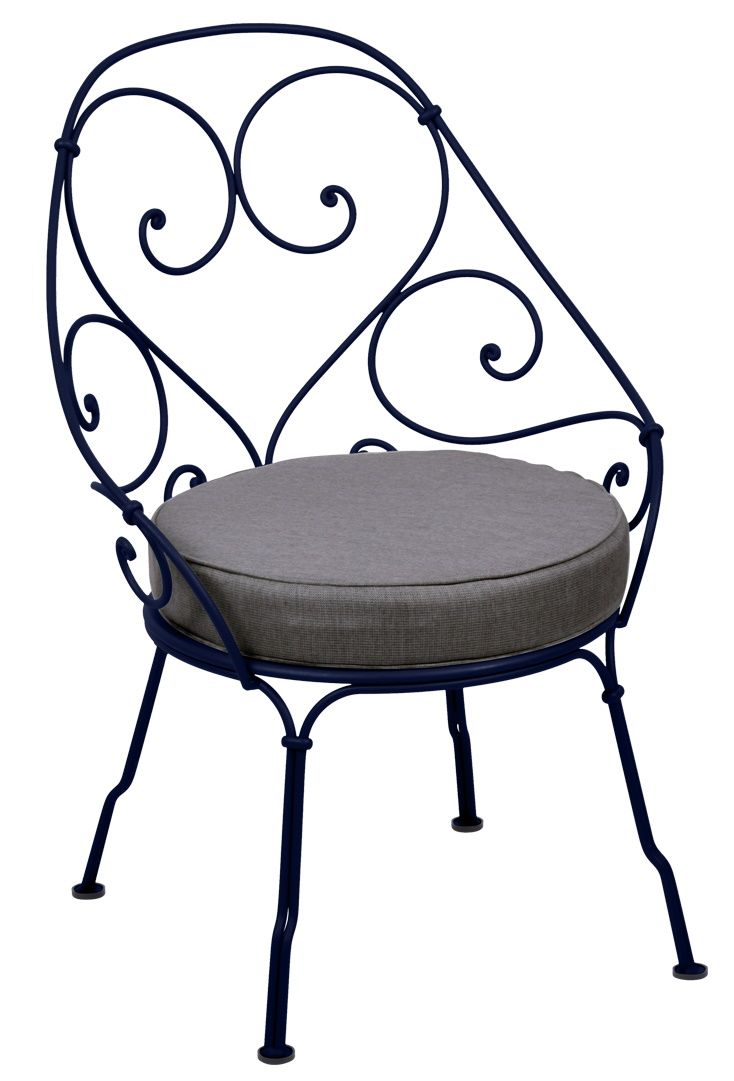 Blauer 1900 Fermob Sessel Cabriolet Outdoor mit grauem Sitzkissen, filigranes Design für Garten, Terrasse und Balkon.