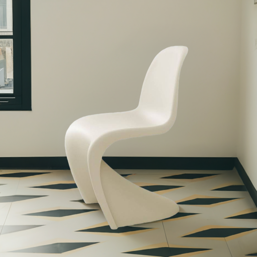 Beiger Panton Chair von Vitra, ein moderner Kunststoffstuhl im wellenförmigen Design.