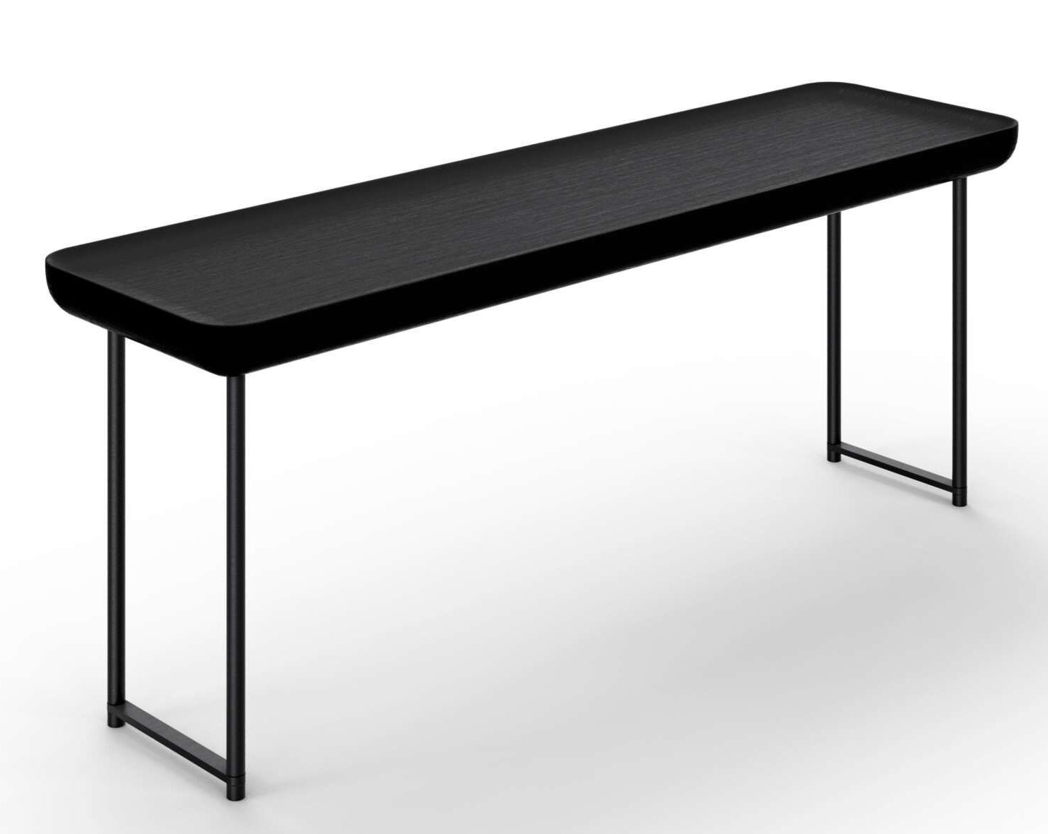 Schwarzer Cassina 381 Torei Tisch mit rechteckiger Tischplatte und minimalistischem Metallgestell, Studioaufnahme.