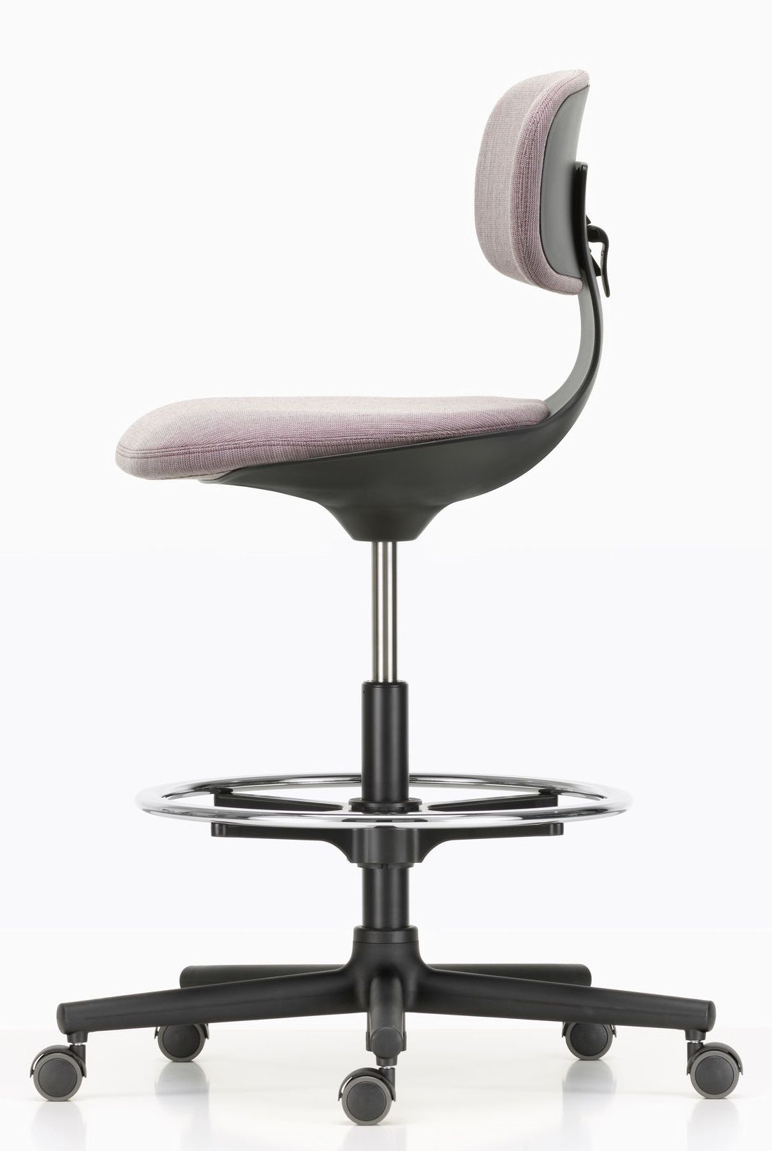 Vitra Rookie High Bürodrehstuhl mit Fußstütze, grauem Sitzpolster und schwarzem Fußkreuz auf weißem Hintergrund.