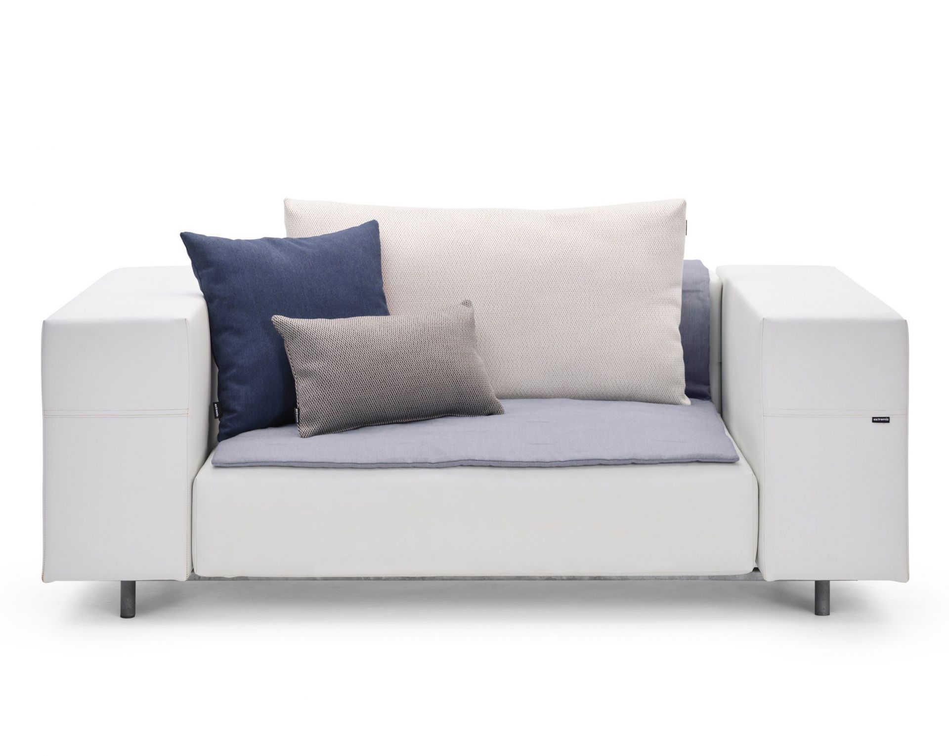 Walrus Outdoor Club Sessel von Extremis, weißes Zweiersofa mit blauen und grauen Kissen.