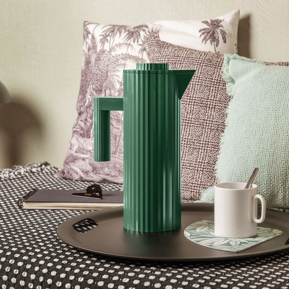 Grüne Alessi Isolierkanne MDL12 auf Tablett mit Tasse. Design Isolierkannen für Tee und Kaffee.