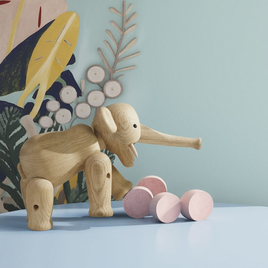 Grosser Kay Bojesen Elefant aus Eichenholz, ein dänisches Designobjekt und Holzspielzeug für Kinder und Sammler.