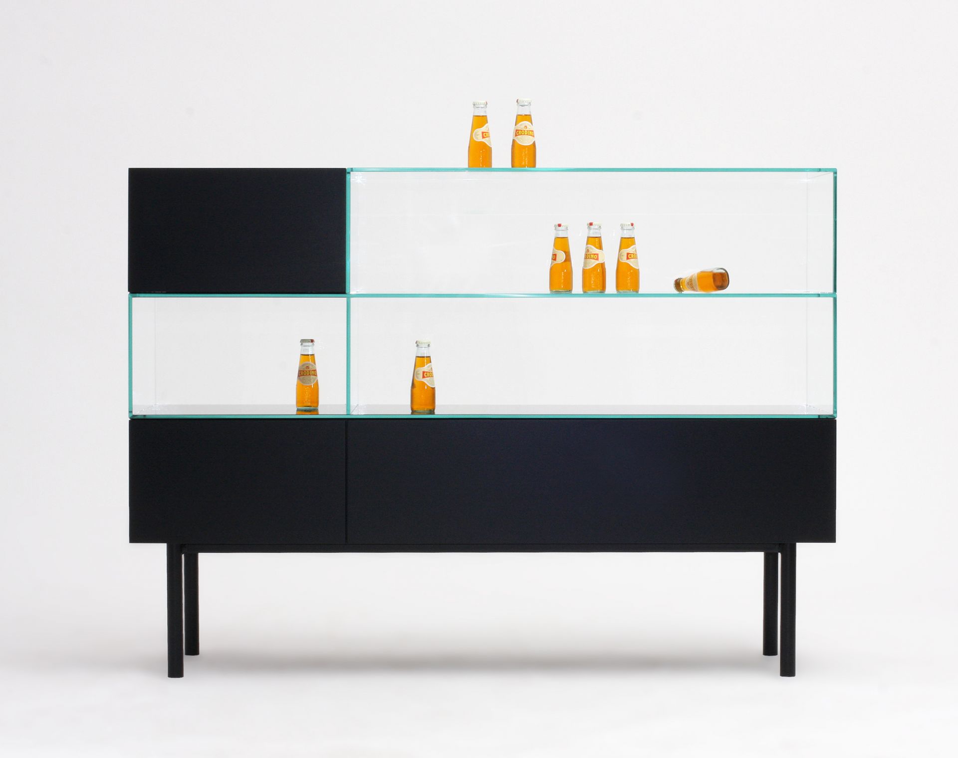Schwarze Tecta S4 Vitrine mit Glasböden und Getränkeflaschen, modernes Design für Wohnzimmer und Esszimmer.