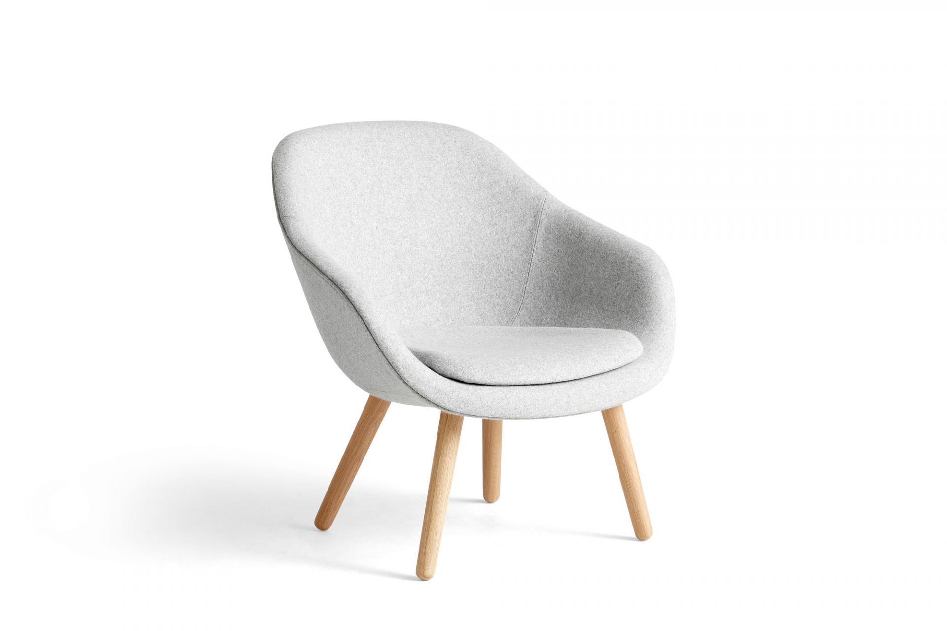 Grauer About a Lounge Sessel AAL 82 von Hay mit Holzbeinen auf weißem Hintergrund.