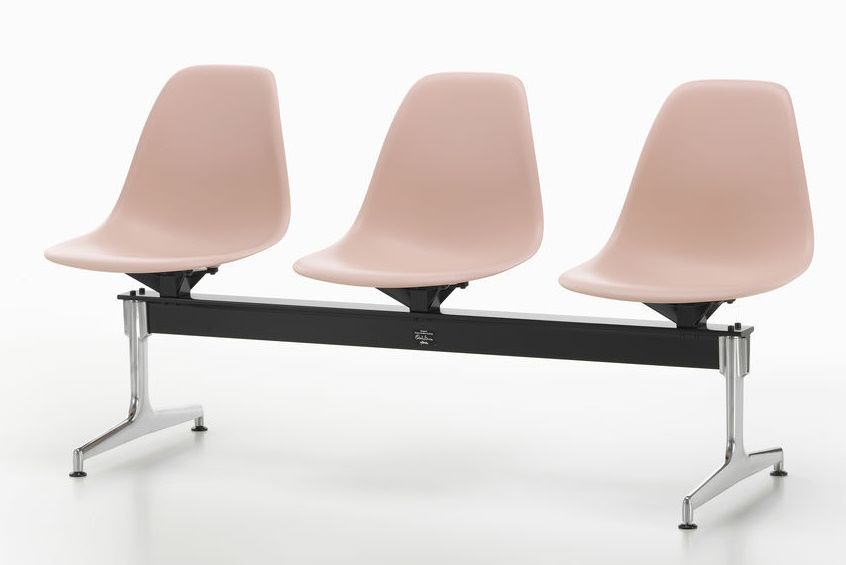 Eames Side Chair RE auf Traverse von Vitra, Sitzbank mit drei hellrosa Kunststoffschalen.