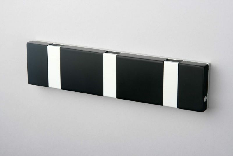 Knax Lite Wandgarderobe Loca mit 3 Haken, waagerecht montiert, schwarz-weißes Design. Moderne Garderobenlösung für Flur und Diele.