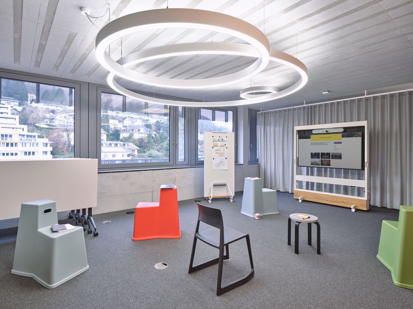 Heller Konferenzraum mit Vitra MedaMorph Klapptisch, Bürostühlen und Präsentationstechnik für modernes Arbeiten.