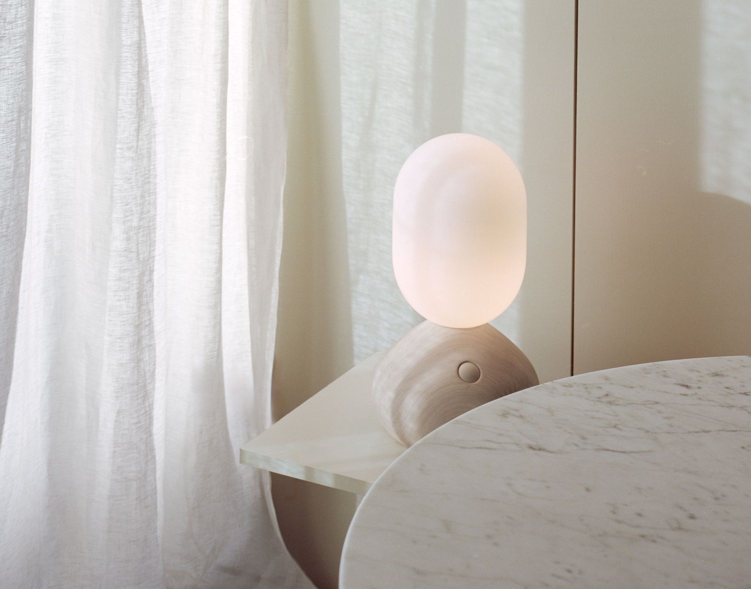 Sun Home Lichtskulptur: Moderne Tischleuchte in Grau mit organischen Formen und warmem Lichtschein.