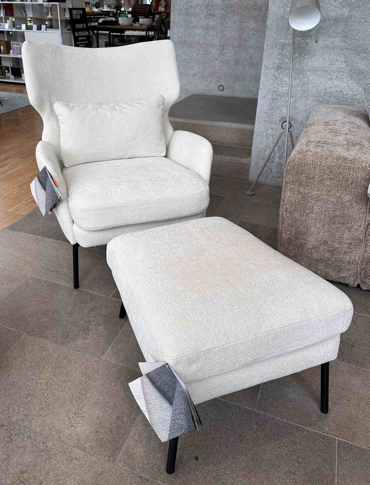 Weißer Sessel mit Ottoman im modernen Design. Bequemer Relaxsessel für Wohnzimmer und Lounge.