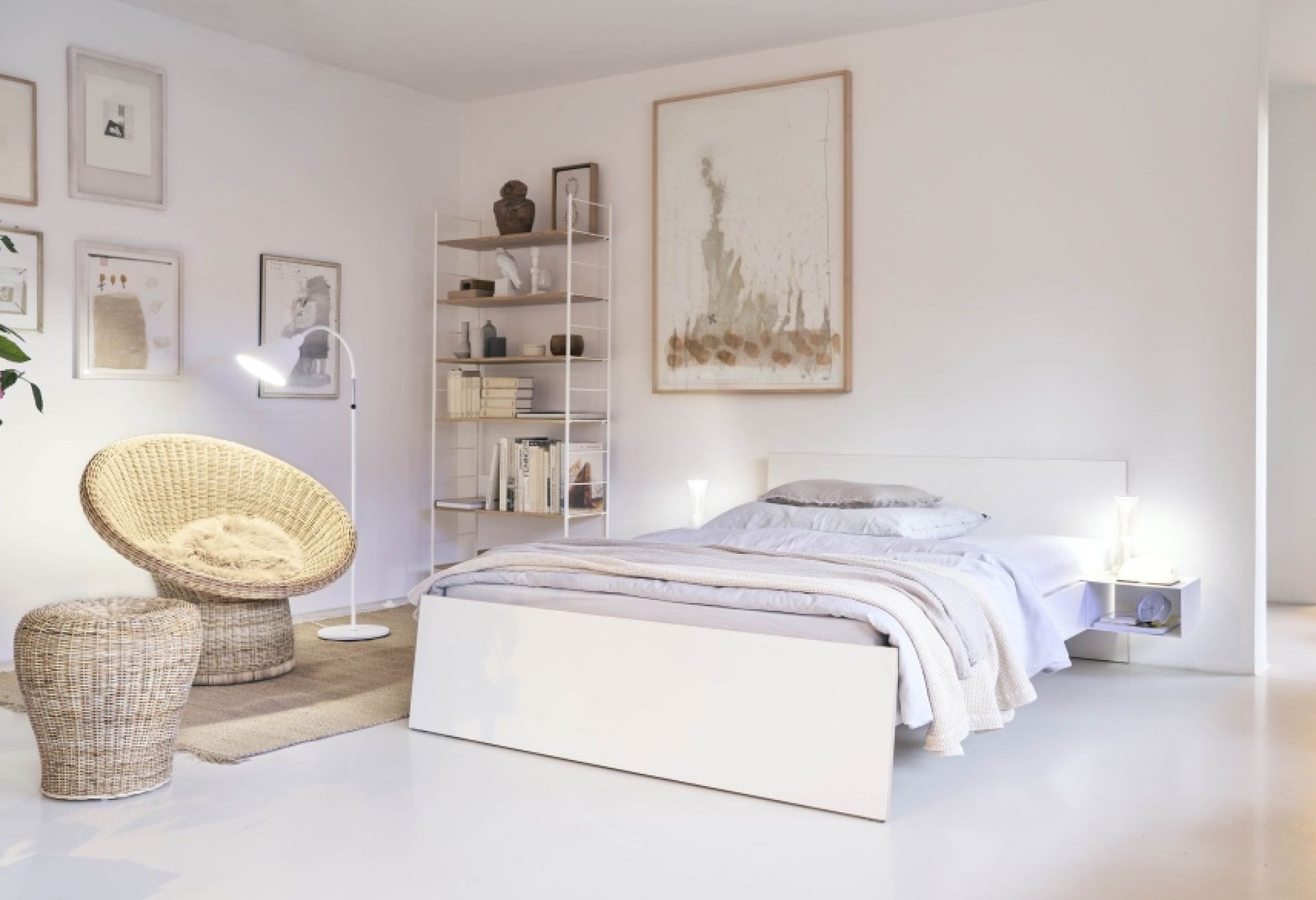 Weißes Stockholm Bett von Richard Lampert mit hohem Kopfteil aus Birke Multiplex.