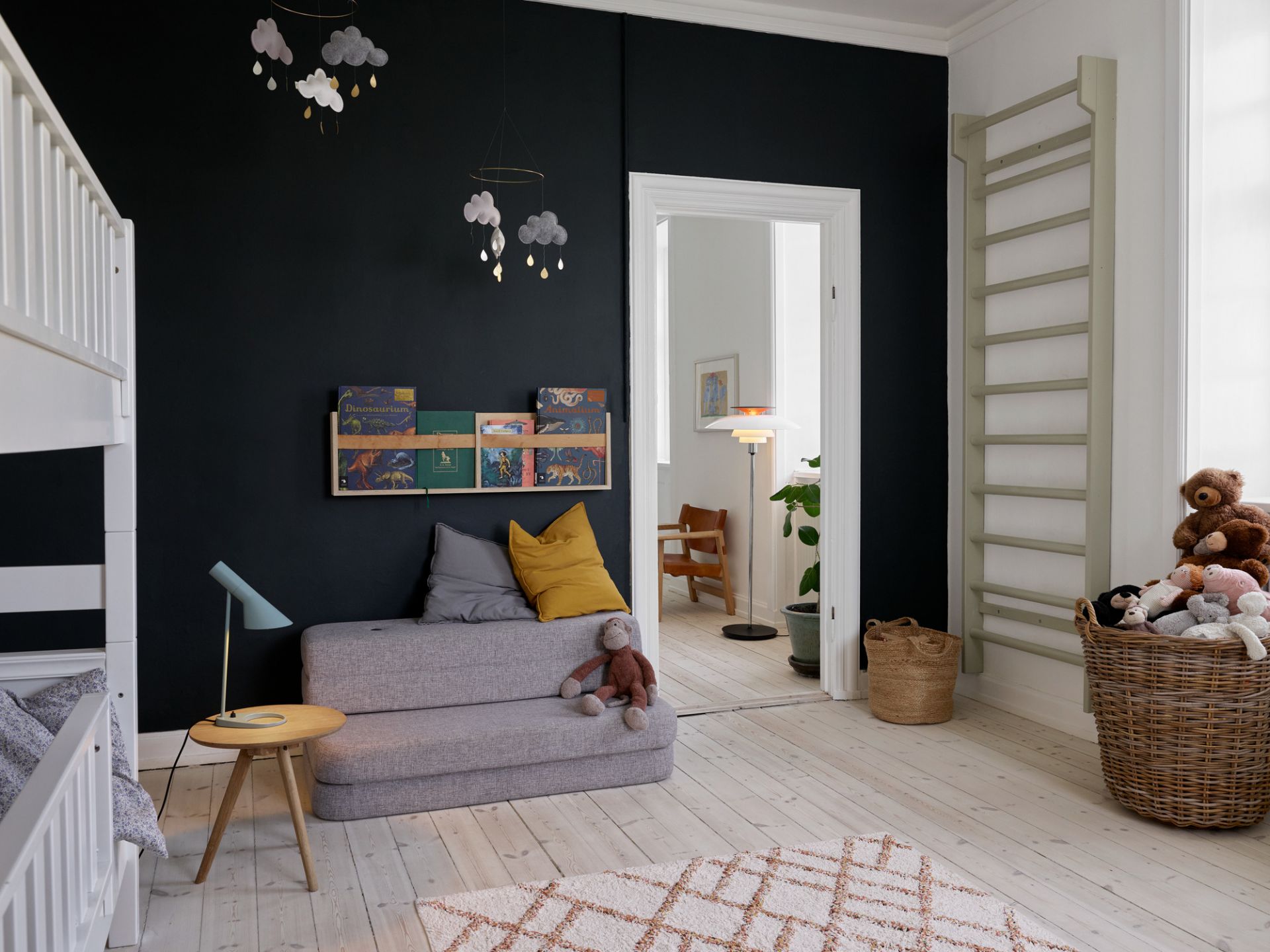Helle PH Stehleuchte von Louis Poulsen im Kinderzimmer, Designklassiker für indirektes Licht.