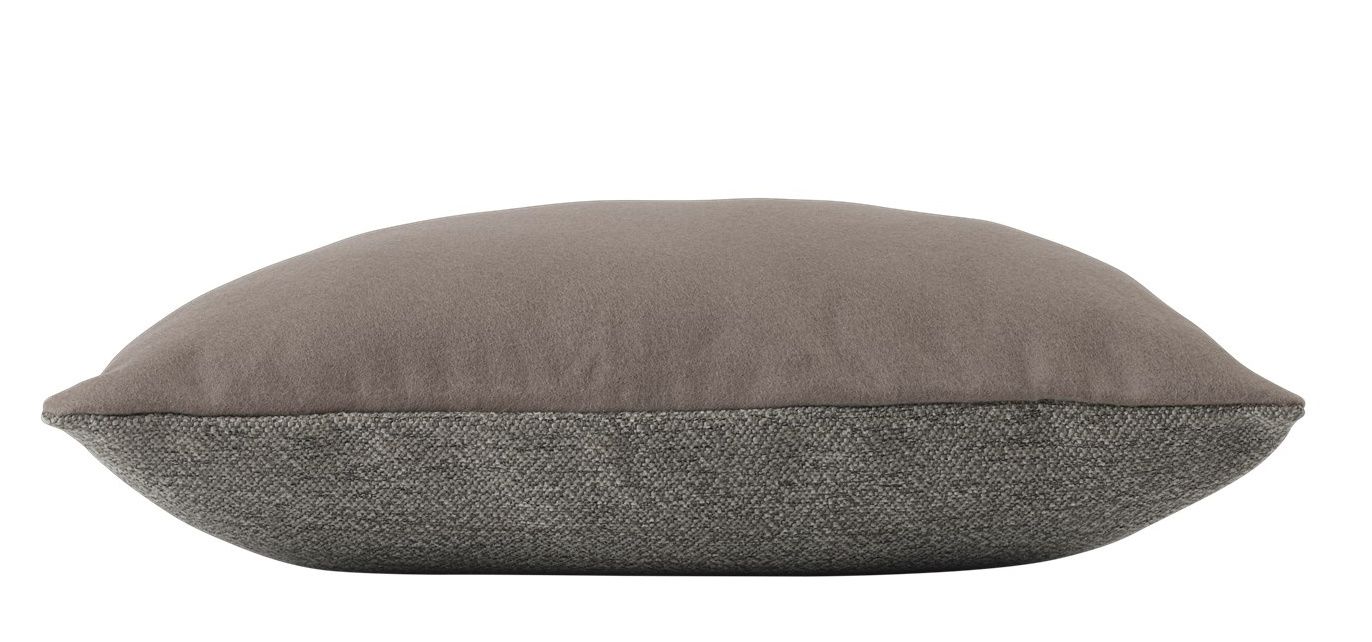 Muuto Mingle Cushion Kissen, graues Dekokissen mit zwei verschiedenen Stoffstrukturen für Wohnzimmer und Schlafzimmer.