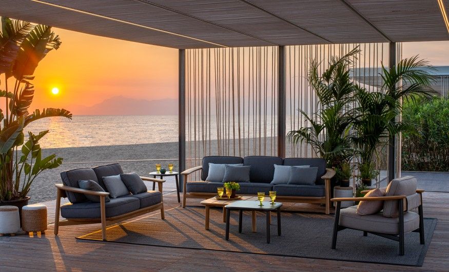 Elegantes Twins Sofa Outdoor von Emu auf einer Terrasse mit Meerblick im Sonnenuntergang.