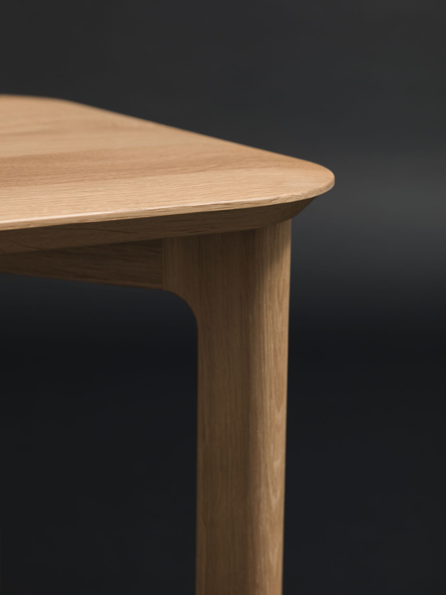Detailaufnahme des 1.3 Chair Holzstuhls aus Eiche, Zeitraum Möbel, Fokus auf Tischbein und Tischplatte.