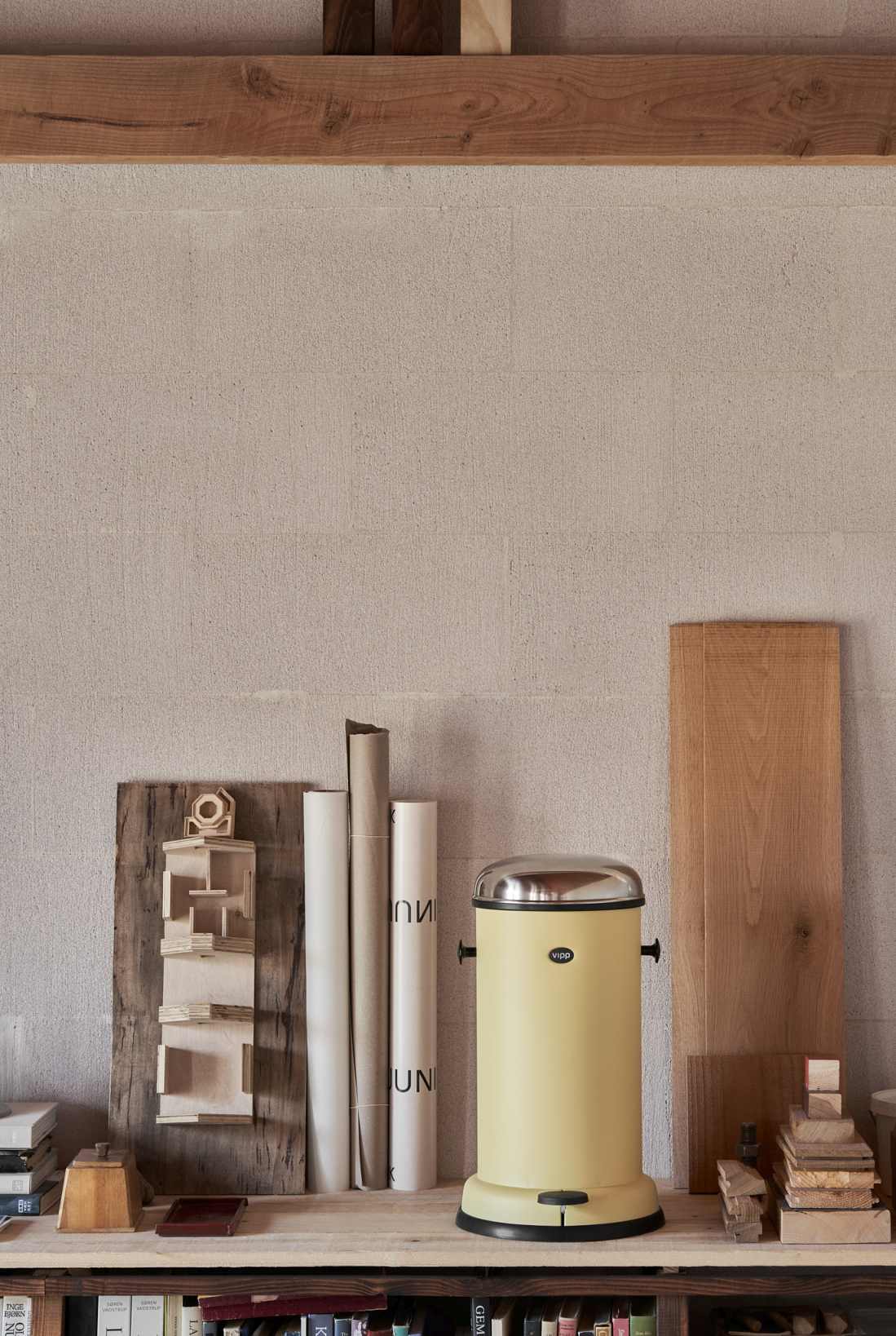 Gelber Vipp Treteimer Limited Edition "Marie's Yellow" mit Edelstahl-Deckel auf einem Regal.