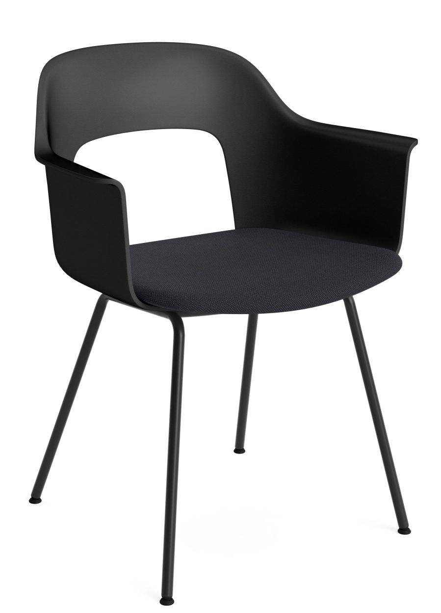 Schwarzer Layout Armchair von Hay mit Armlehnen und gepolstertem Sitz auf schlanken, schwarzen Metallbeinen.