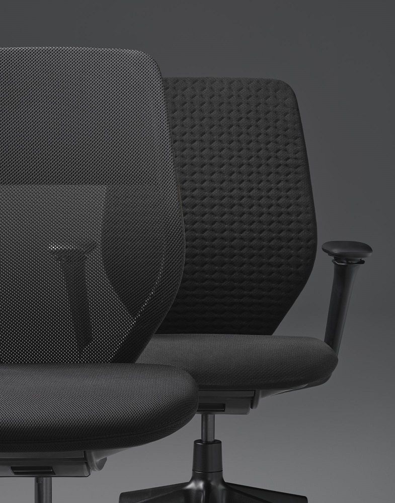 Detailaufnahme: Schwarzer ACX Light Bürodrehstuhl von Vitra mit atmungsaktivem Netzrücken und ergonomischer Sitzfläche.