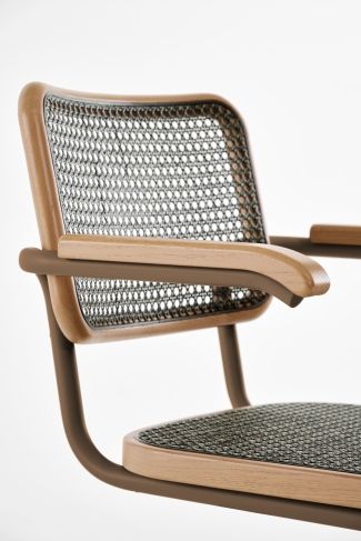 Detailaufnahme des Thonet S 64 V Freischwingers mit Stahlrohrgestell, Wiener Geflecht und hellen Holzarmlehnen.