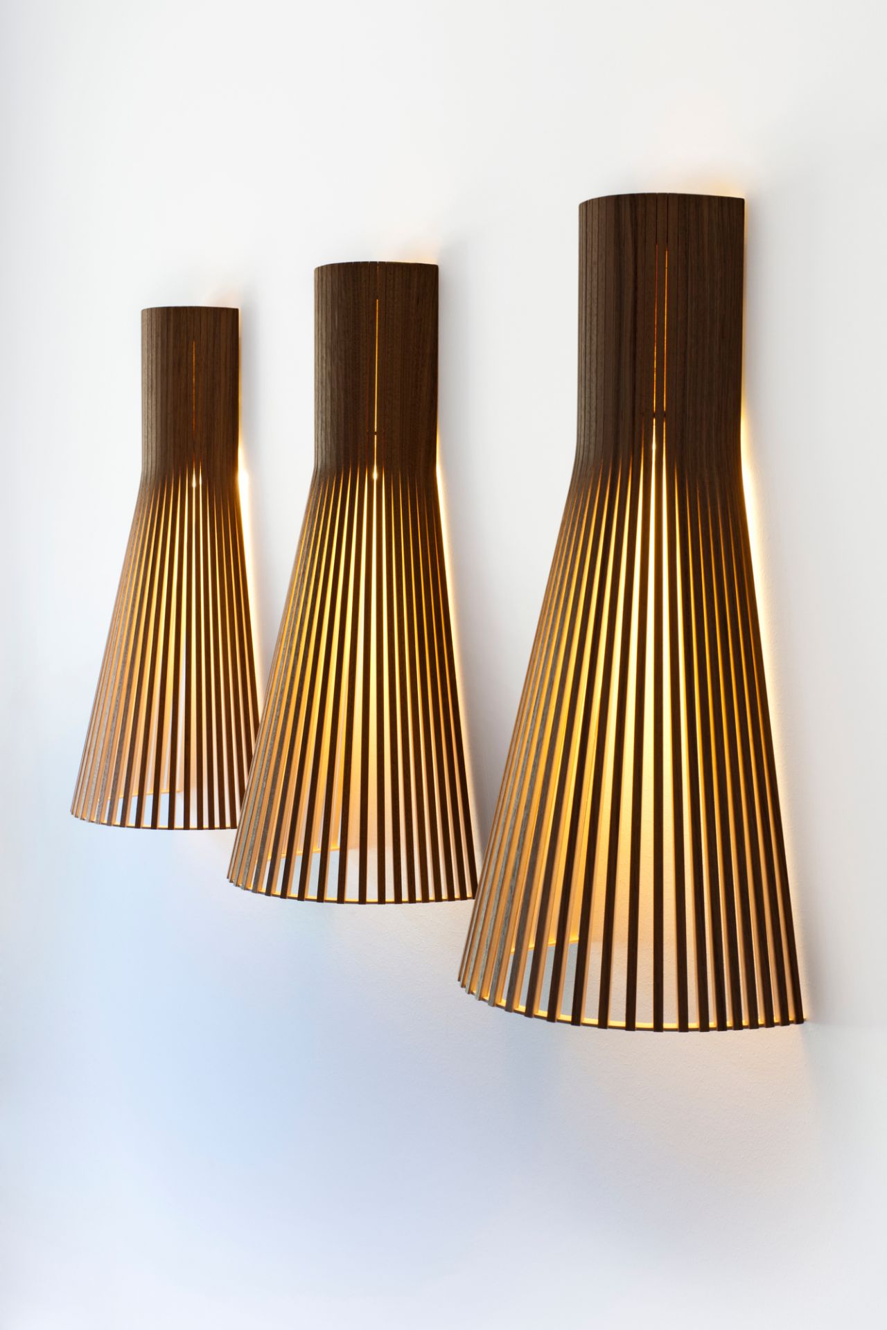 Drei Secto Wandleuchten 4230 aus Birke, modernes Design, warmes Licht, Wanddekoration.
