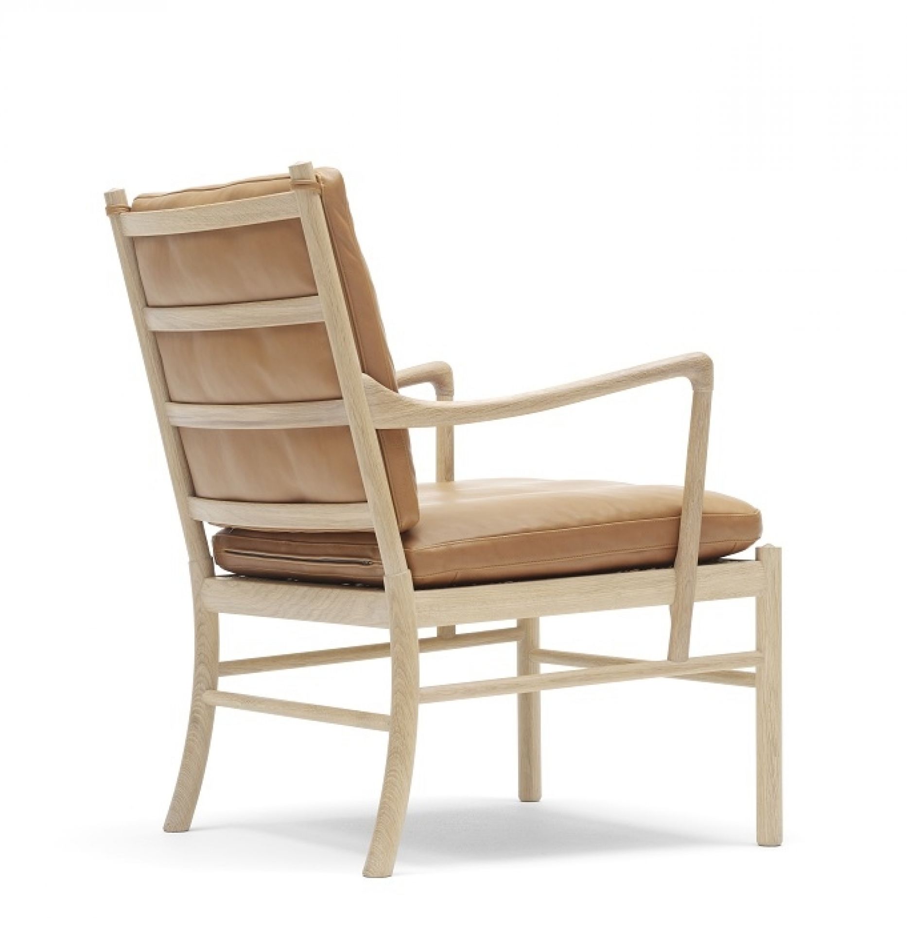OW149 Colonial Chair Stuhl von Carl Hansen & Søn mit hellem Holzrahmen und Lederpolster.