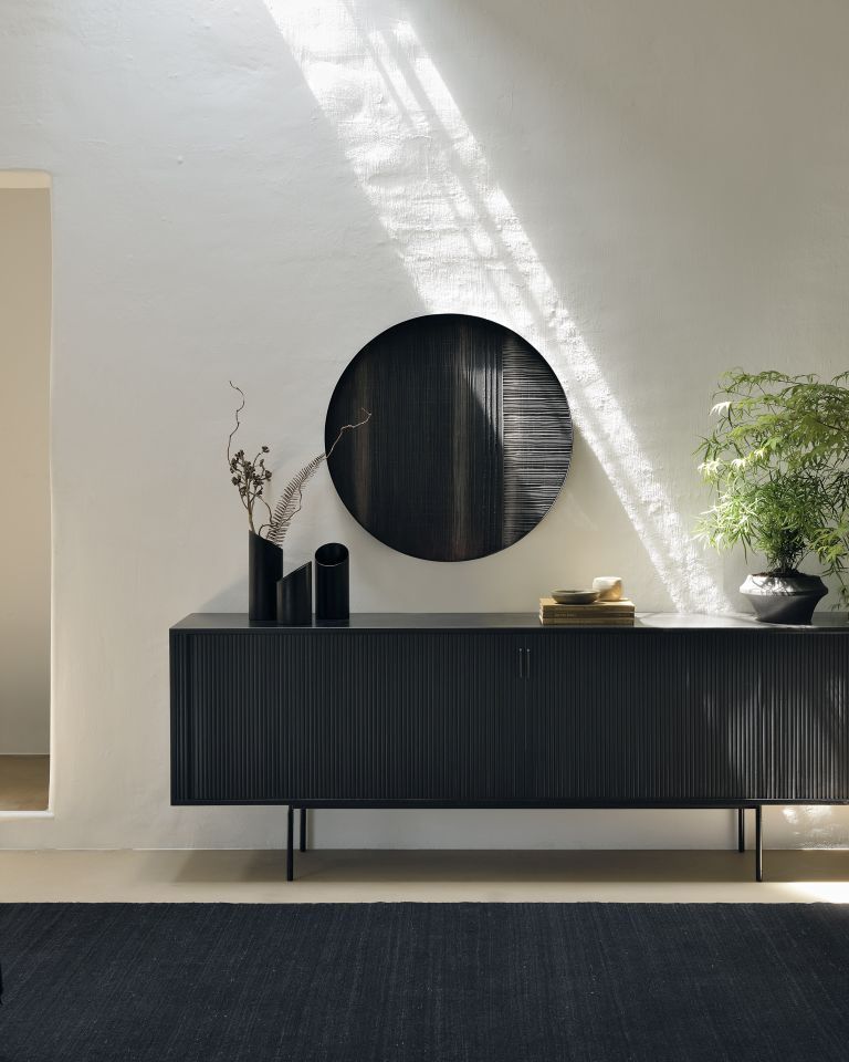 Roller Max Anrichte von Ethnicraft: Schwarzes Teakholz Sideboard mit zwei Türen und minimalistischem Design.
