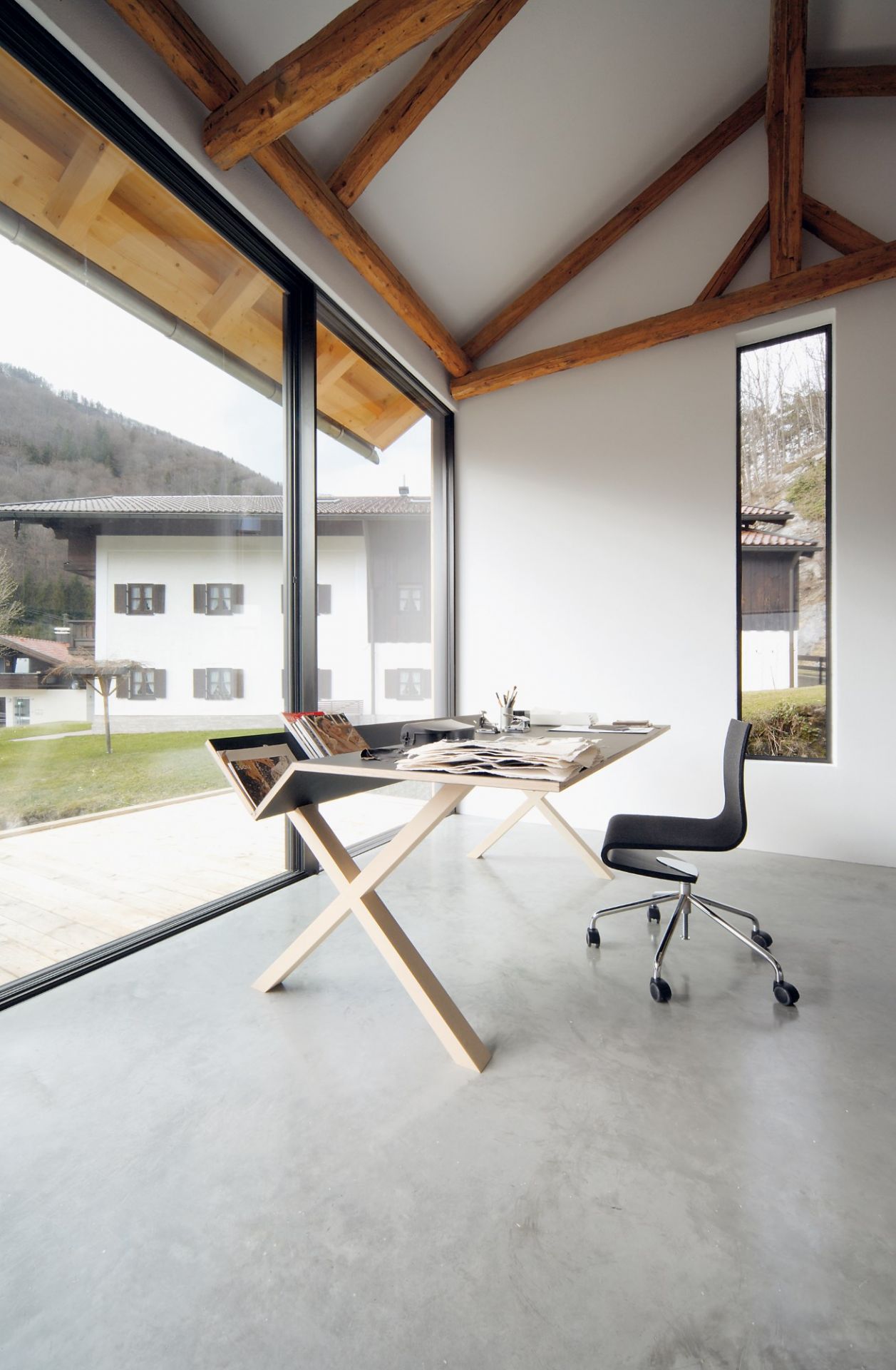 Kant Schreibtisch von Nils Holger Moormann in hellem Raum mit großem Fenster und Bürostuhl.