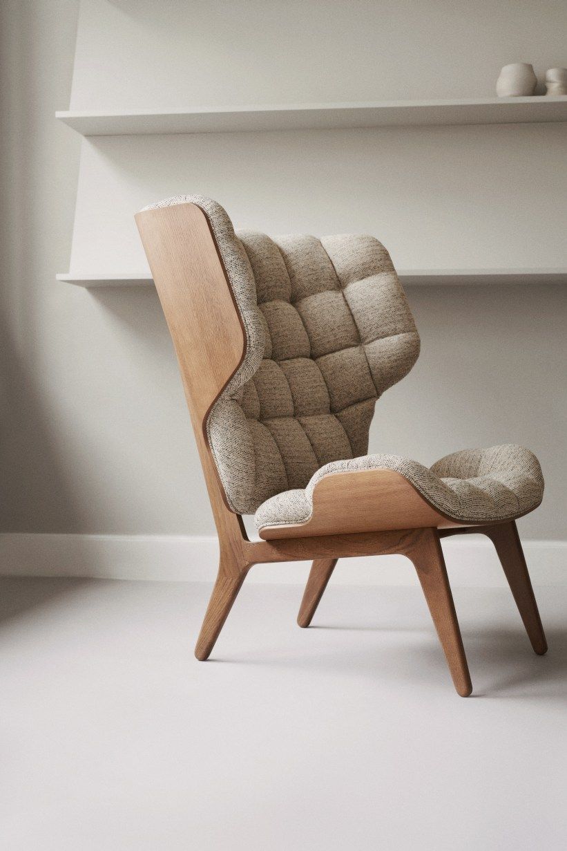 NORR11 Mammoth Chair Sessel mit hellgrauem Stoffbezug und Holzrahmen vor weißem Hintergrund.