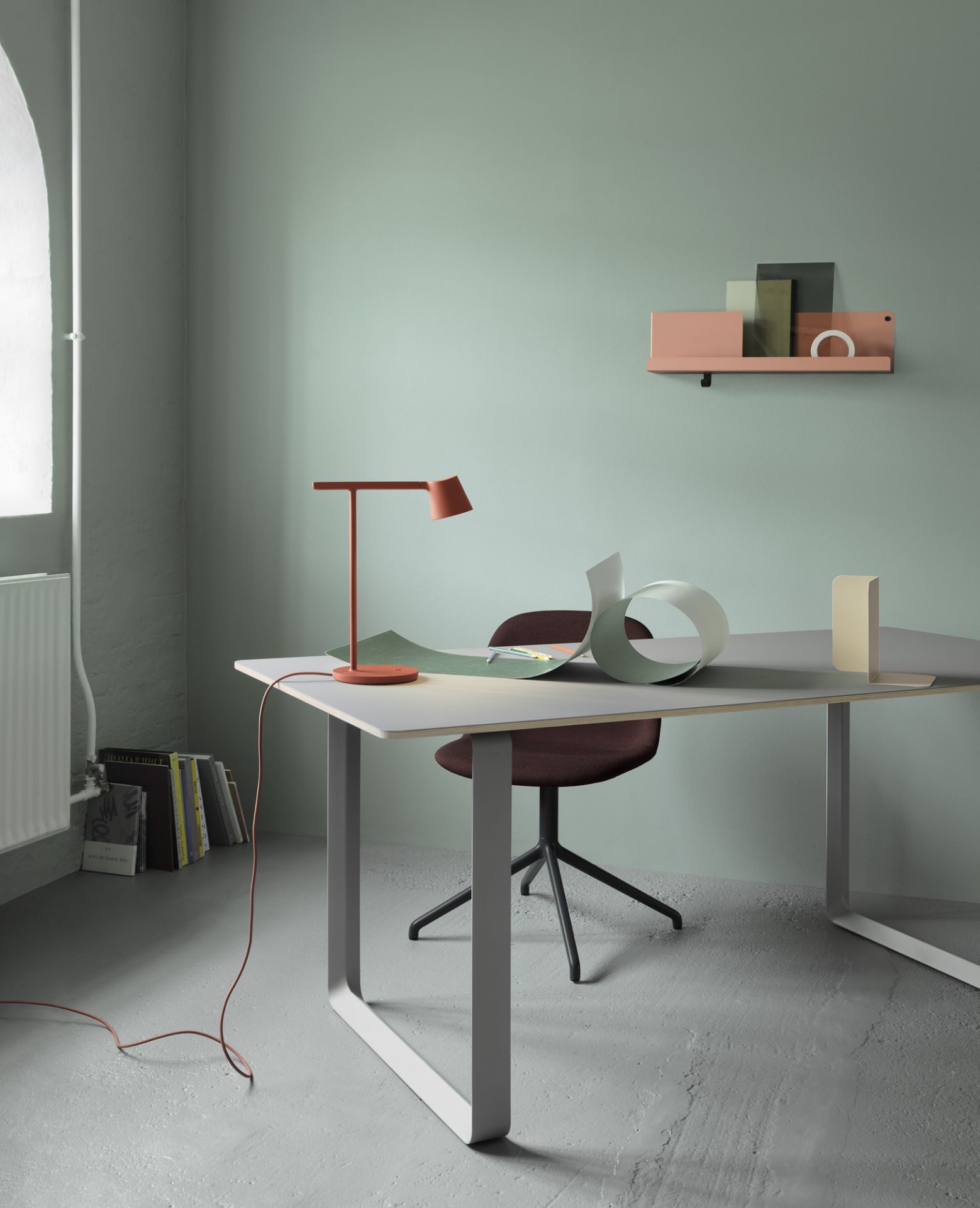 Muuto 70/70 Table Tisch, ein moderner Schreibtisch mit Lampe und Stuhl in einem minimalistischen Arbeitszimmer.