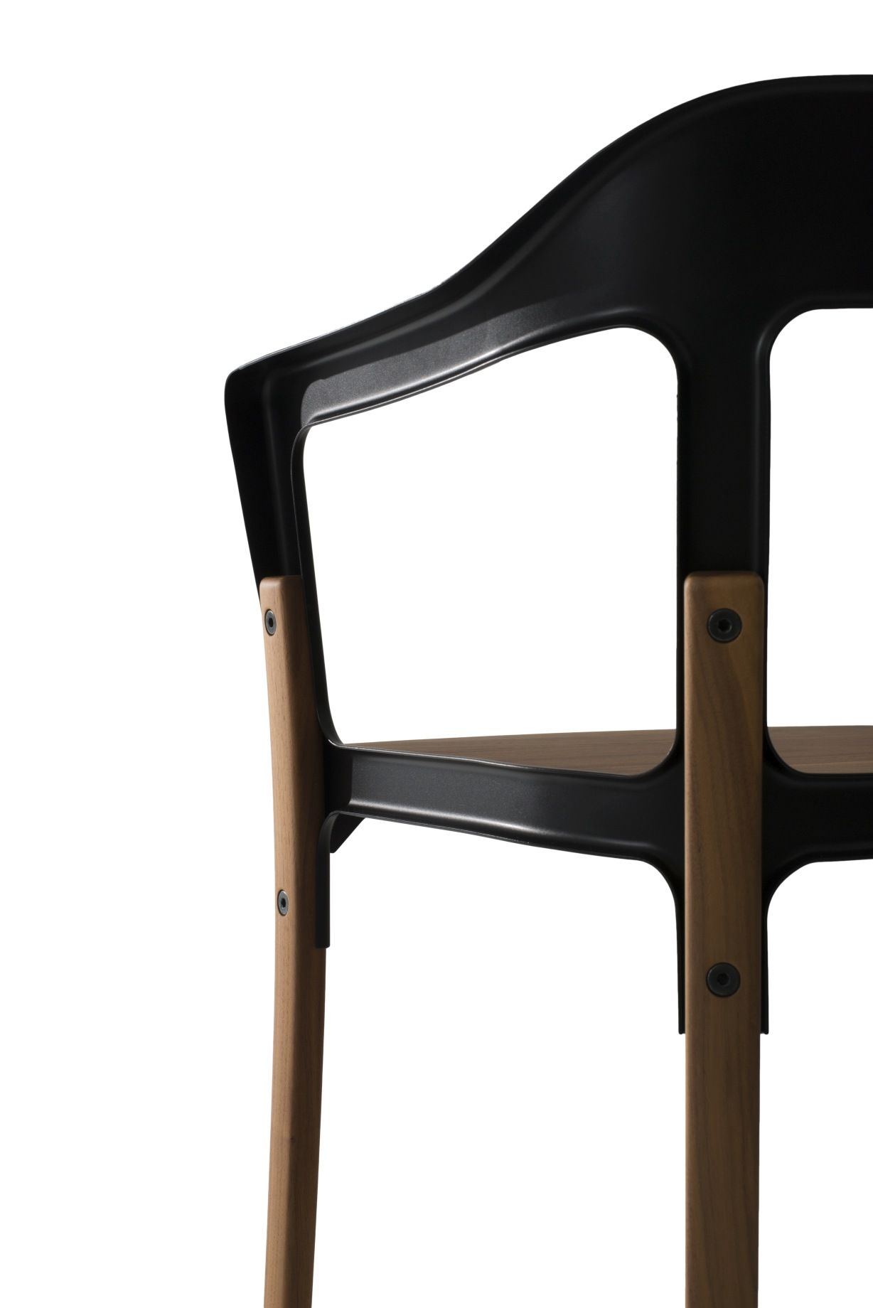Detailaufnahme des Magis Steelwood Chair Stuhls mit schwarzer Rückenlehne und Holzbeinen, modernes Möbeldesign.
