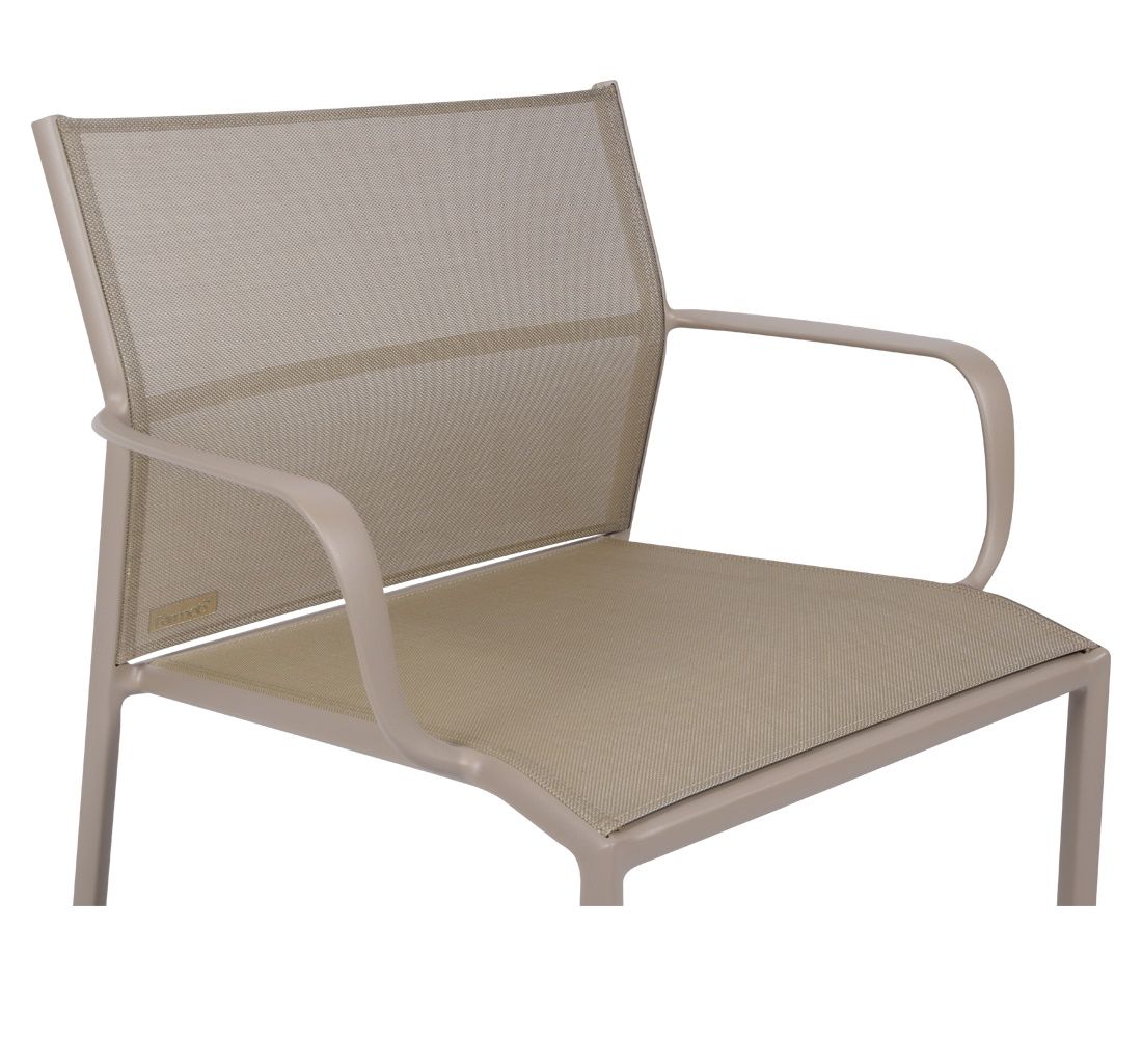 Cadiz Sessel von Fermob für den Außenbereich, beige, mit Armlehnen und Netzgewebe.