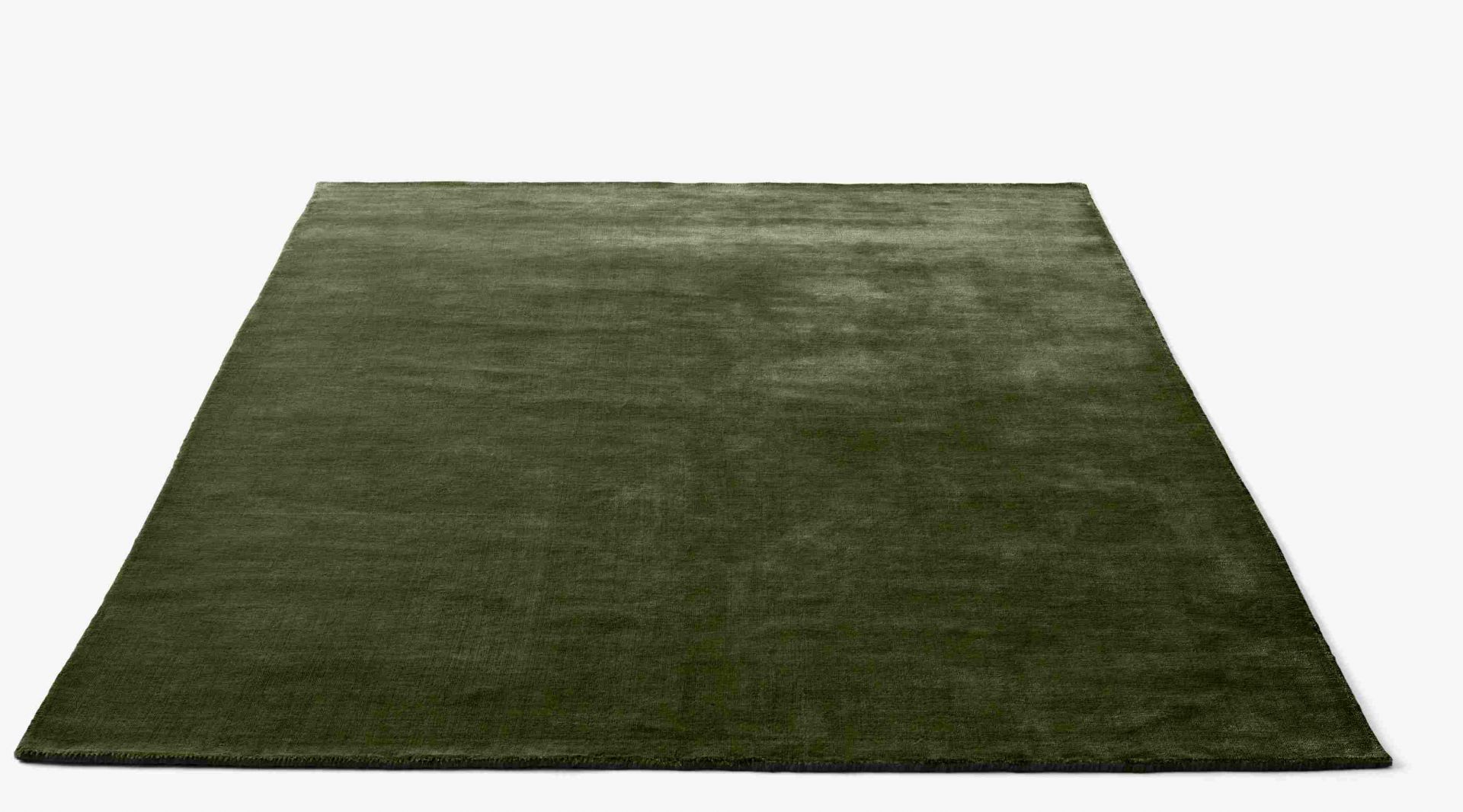 The Moor Rug Teppich von AndTradition, einfarbig olivgrüner Wollteppich für Wohnzimmer und Schlafzimmer.