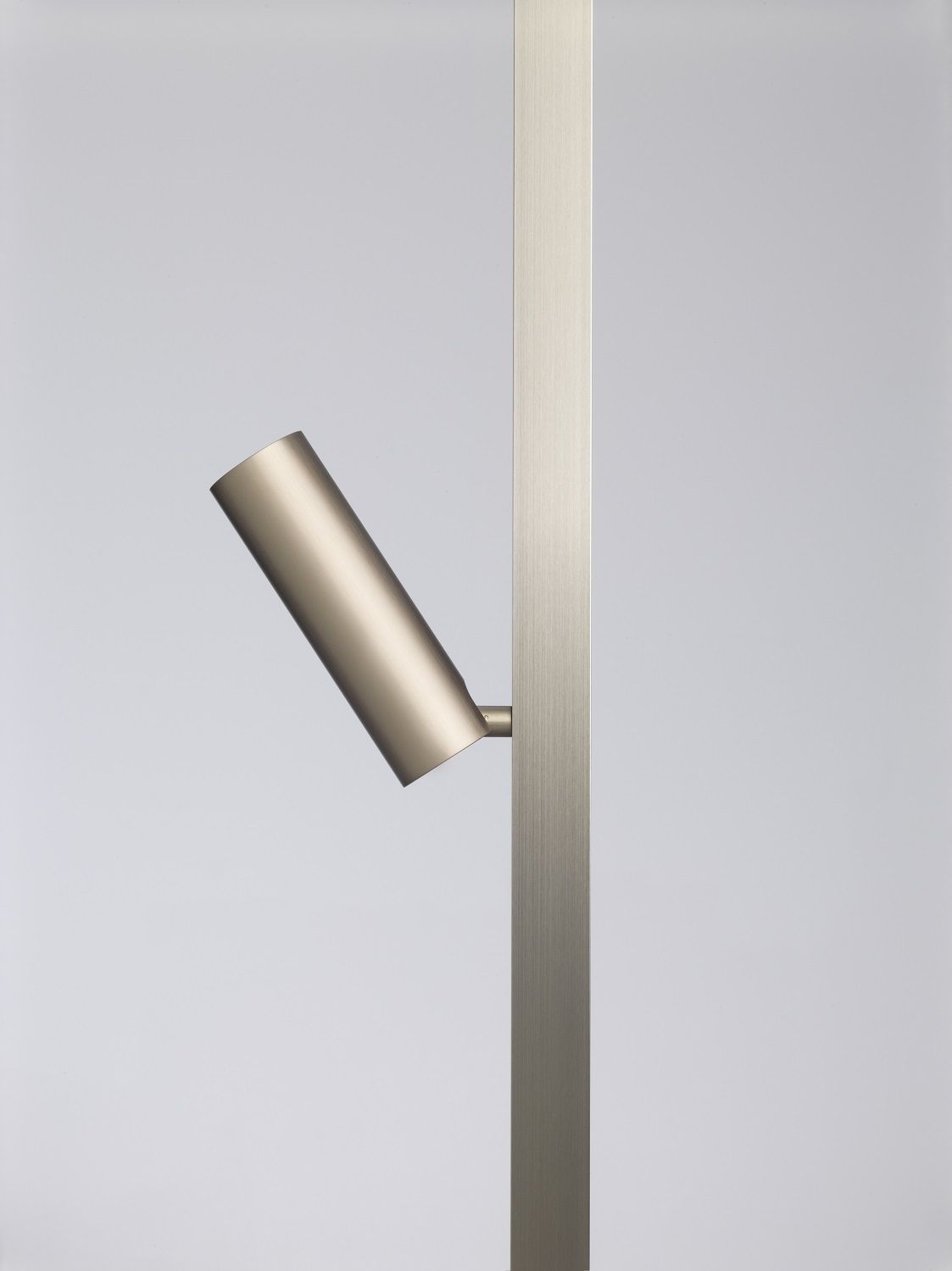 ZEN-X2 Stehleuchte: Detailaufnahme der modernen Stehlampe mit verstellbarem, zylinderförmigem Spot in gebürstetem Gold.