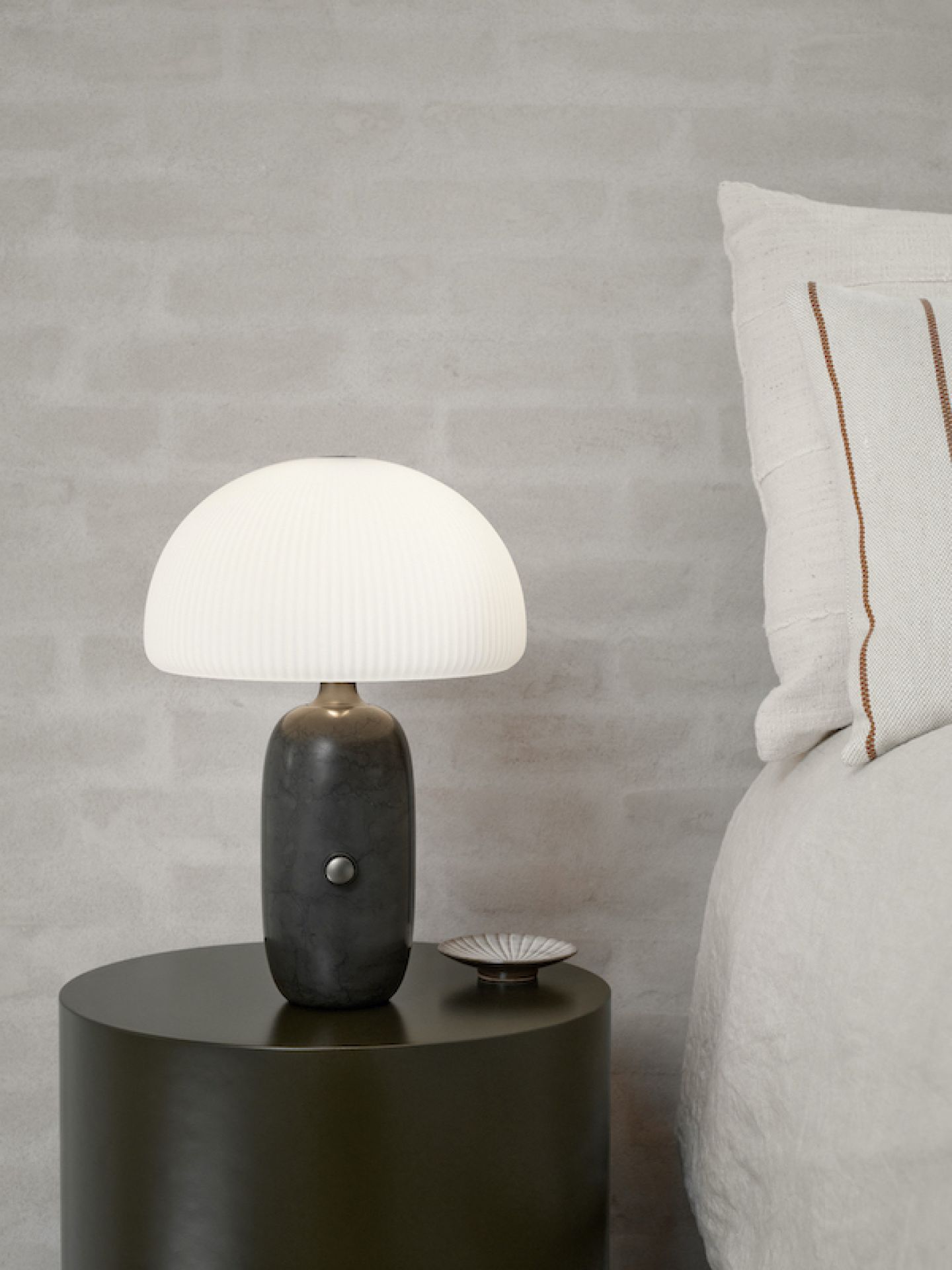 Nahaufnahme der Sculpture Tischlampe von Vipp auf einem Nachttisch im Schlafzimmer.