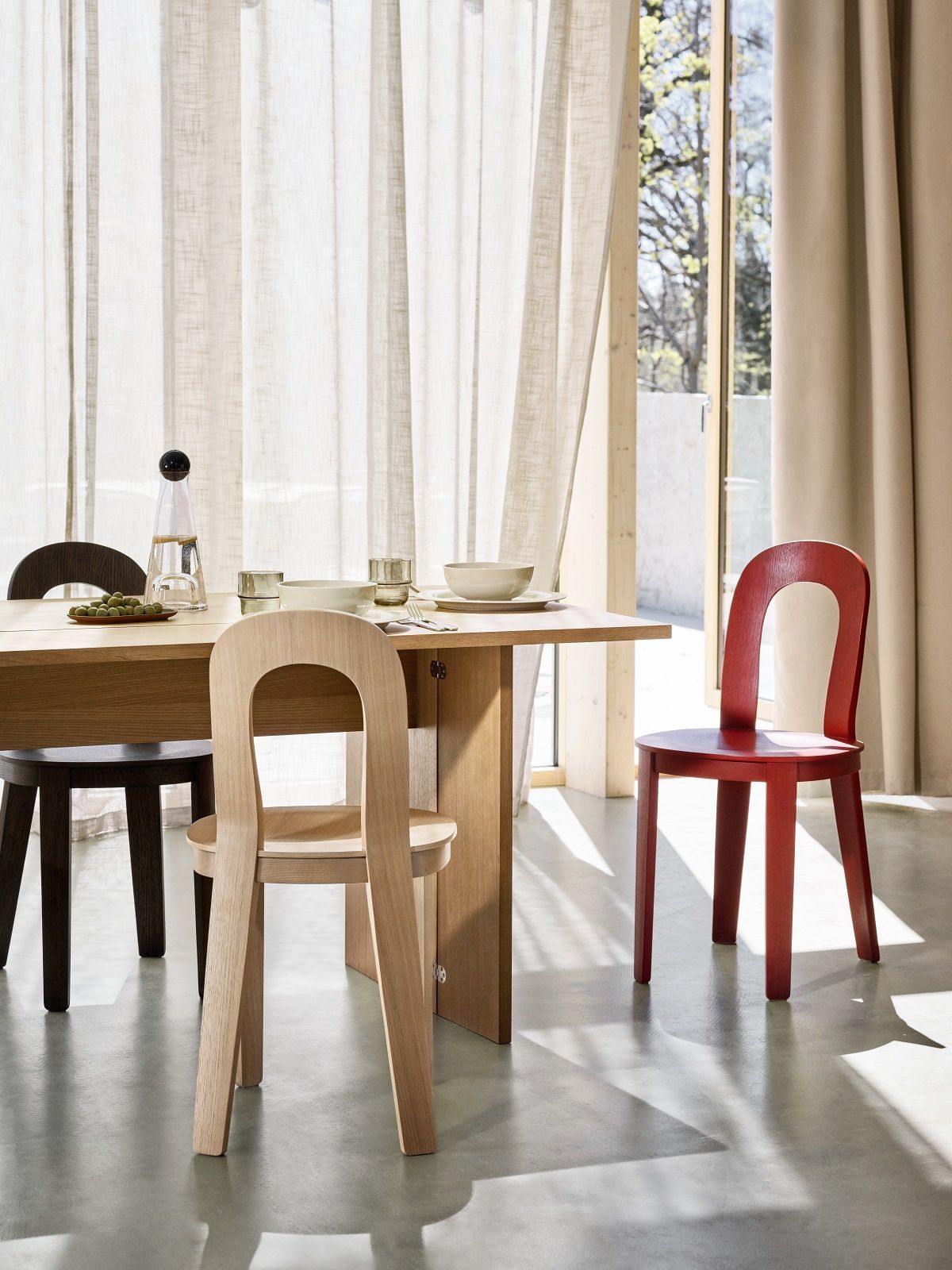 Olivia Chair von Design House Stockholm aus Holz in verschiedenen Farben am Esstisch.