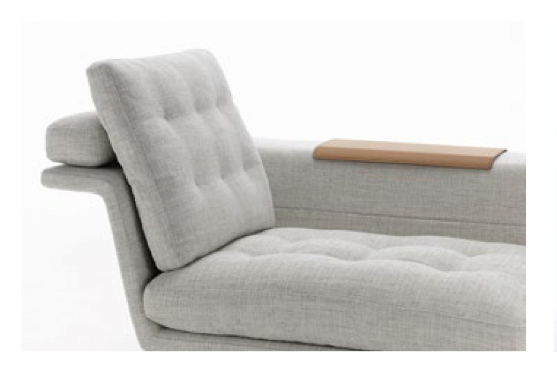 Detailaufnahme des Vitra Grand Sofa mit Holztablett, grauer Polsterung und Knopfheftung.