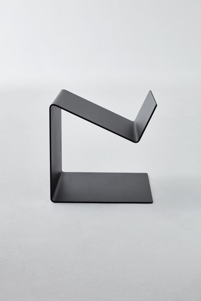 Schwarzer Buk  Beistelltisch von Müller Möbelwerkstätten, minimalistisches Design, ideal als Nachttisch oder Ablagefläche.