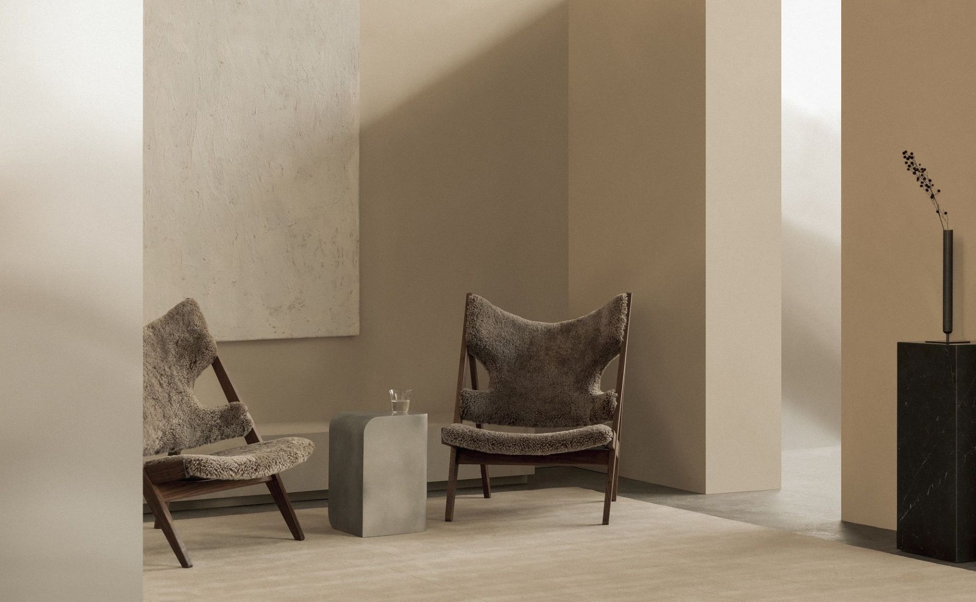 Audo Copenhagen Volume Side Table Beistelltisch neben zwei modernen Sesseln in minimalistischem Interieur.