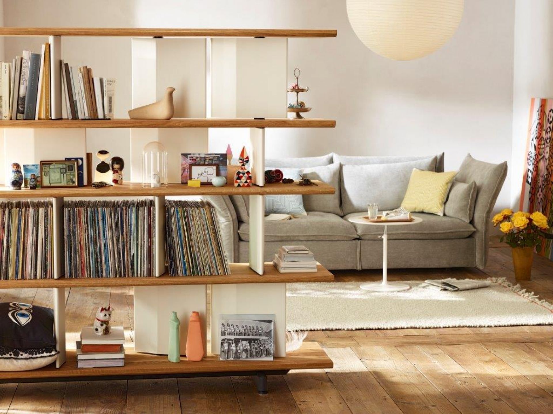 Helles Wohnzimmer mit Vitra Mariposa Sofa, Bücherregal und Dekoration für gemütliches Wohnen.