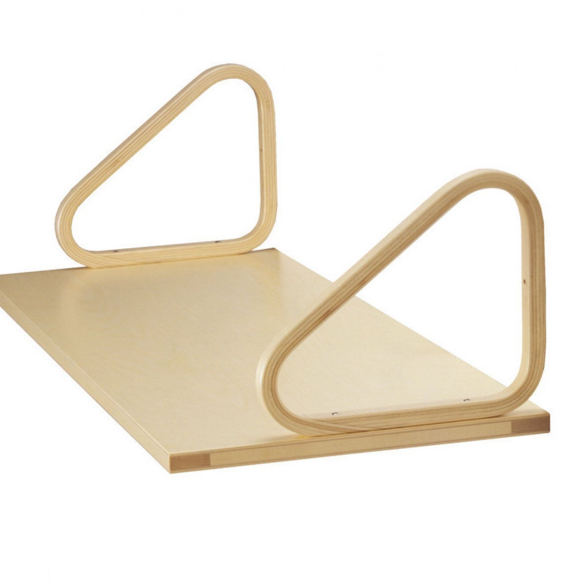 Artek Wandregal 112B aus hellem Holz mit charakteristischen, gebogenen Halterungen für stilvolle Wanddekoration.