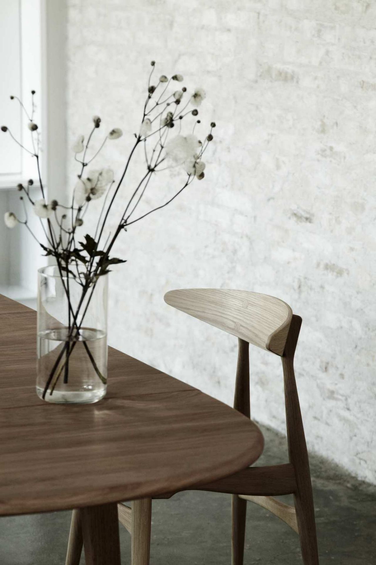 Detailansicht des CH33P Stuhls von Carl Hansen & Søn, Eiche geseift, gepolstert mit Thor 300.