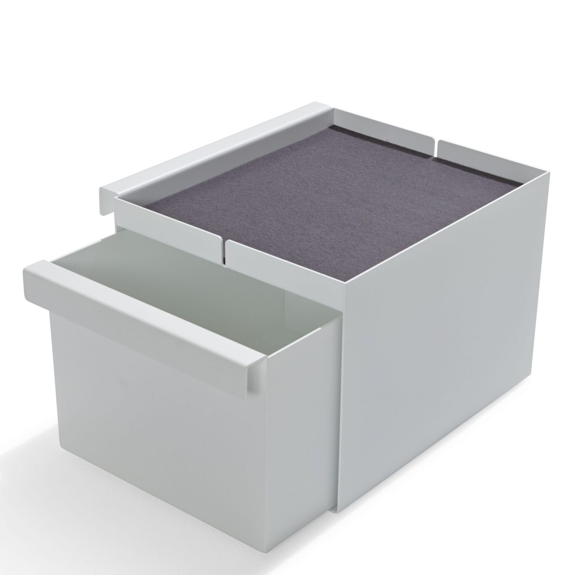 Flai Add-On Element: Weißer Schubkasten von Müller Möbelwerkstätten mit Filzoberfläche, Schublade geöffnet.