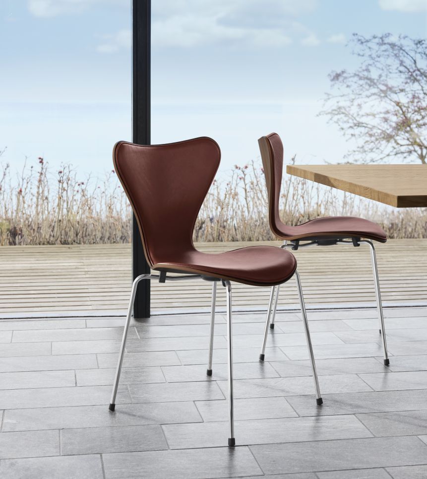 Brauner Siebener Stuhl von Fritz Hansen, Jubiläumsmodell. Designklassiker mit Lederbezug und Chromgestell.