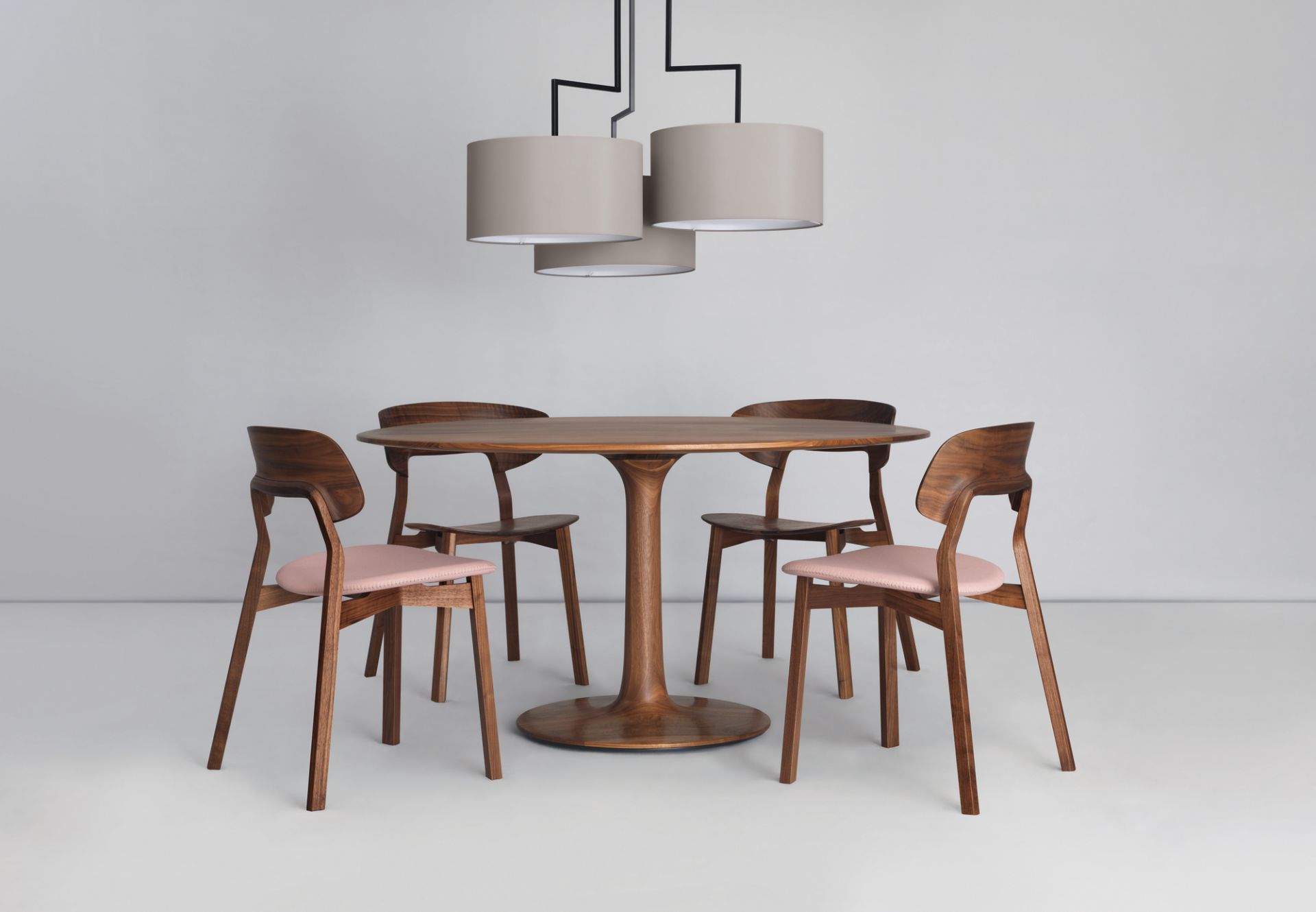 Nonoto Holzstuhl Amerikanischer Nussbaum mit Esstisch und Lampe im modernen Design.