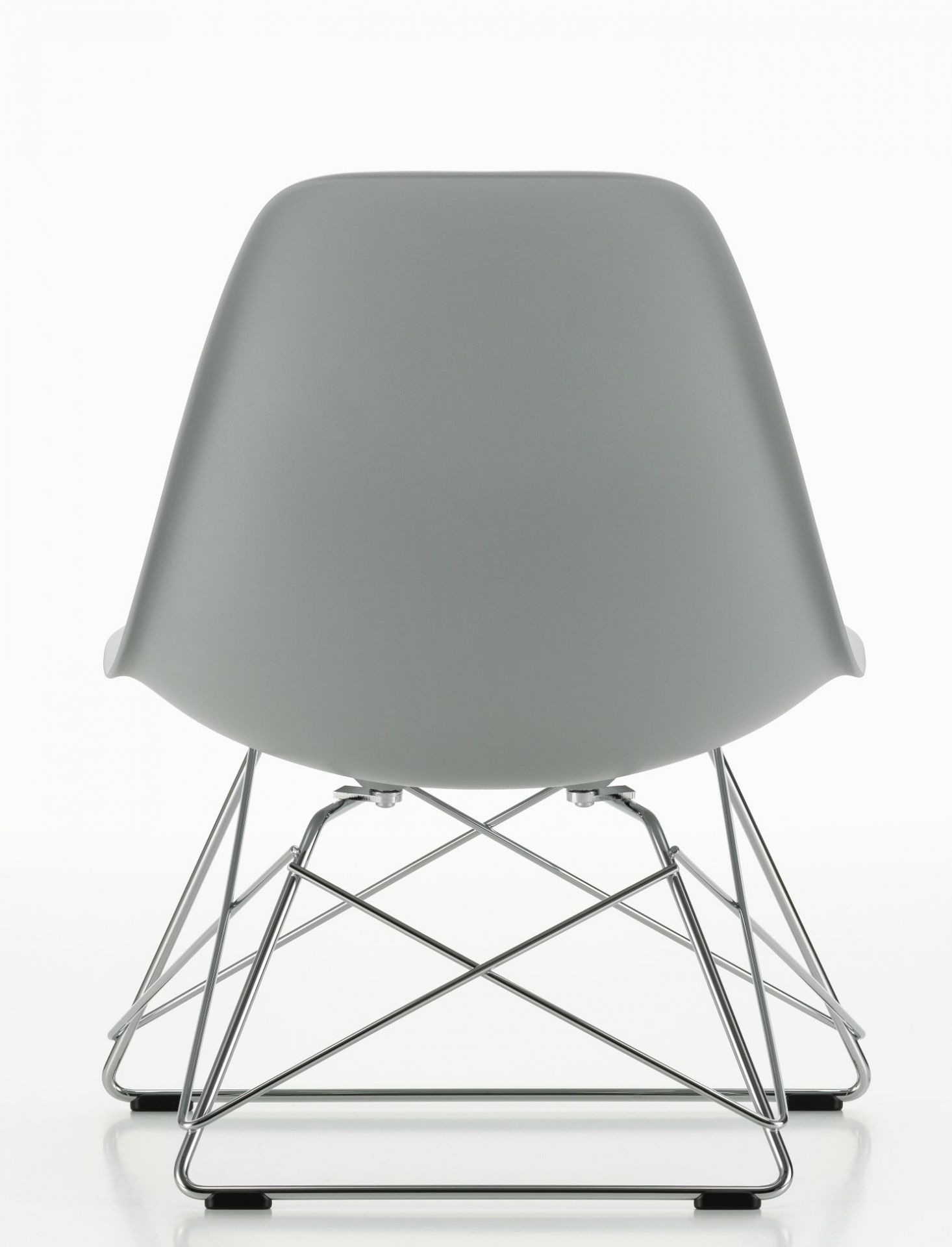 Grauer Eames Plastic Side Chair LSR Stuhl von Vitra, Ansicht von hinten, mit verchromtem Drahtgestell.