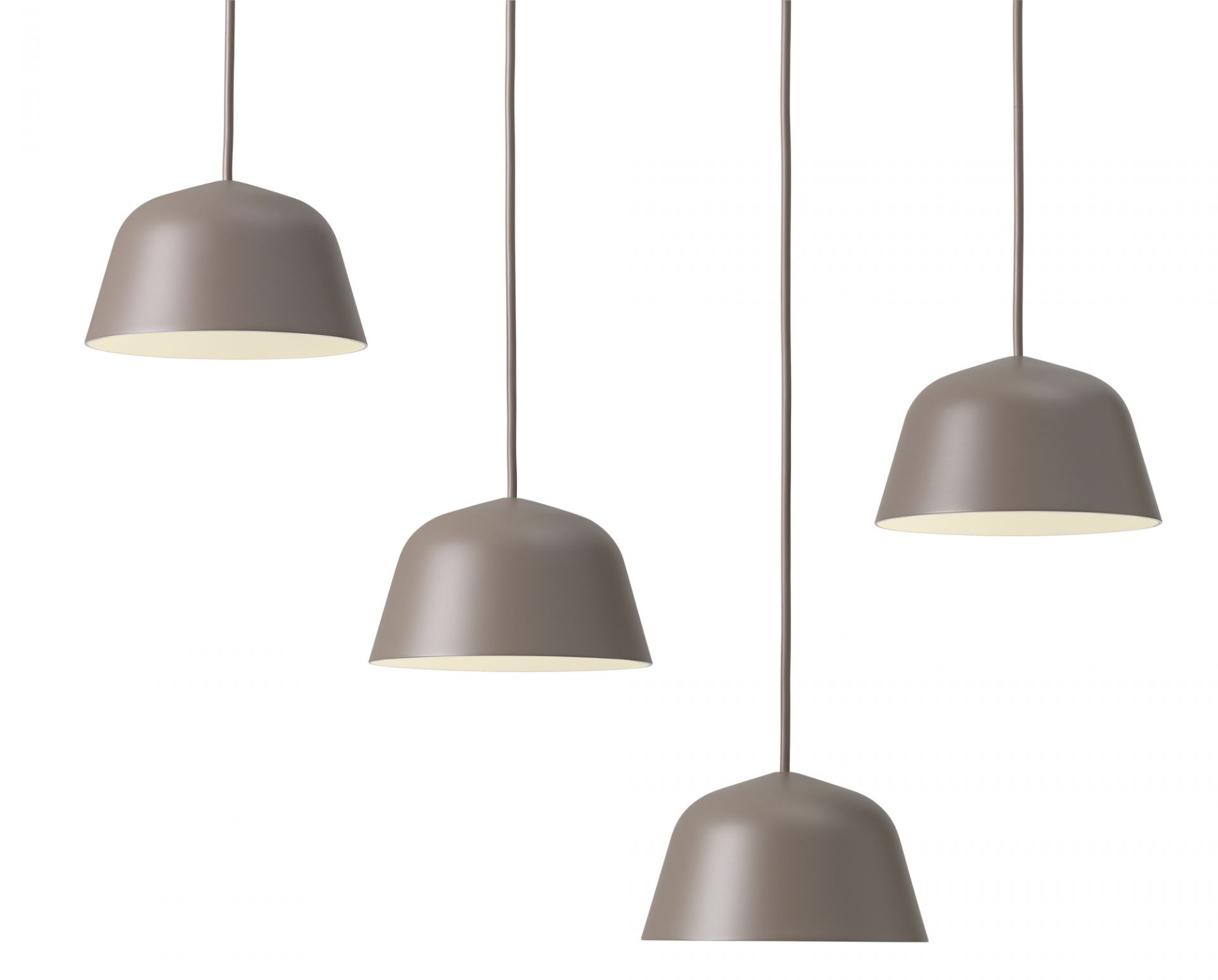 Nahaufnahme von vier grauen Ambit Pendelleuchten von Muuto, die von der Decke hängen.