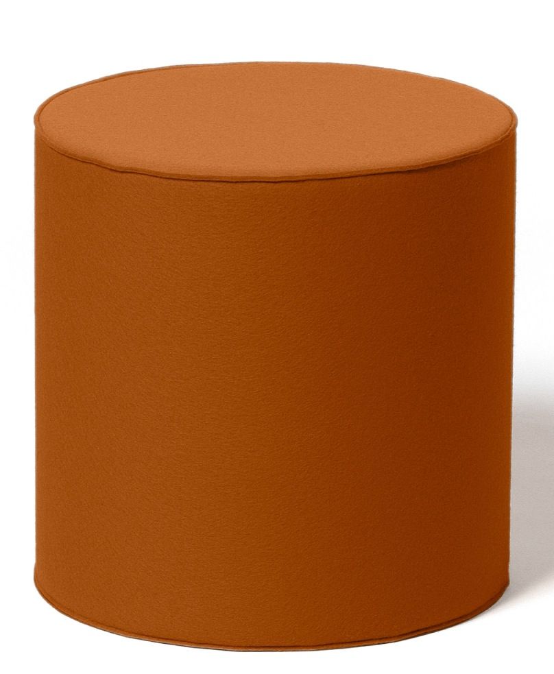 Brauner, zylinderförmiger Hocker aus Filz, ideal als Sitzgelegenheit oder Beistelltisch im modernen Wohnzimmer.