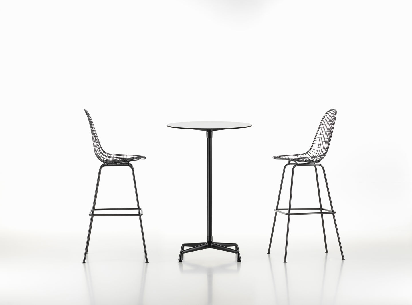 Eames Wire Bar Stool Barhocker von Vitra, schwarzes Drahtgestell, modernes Design für Küche und Bar.