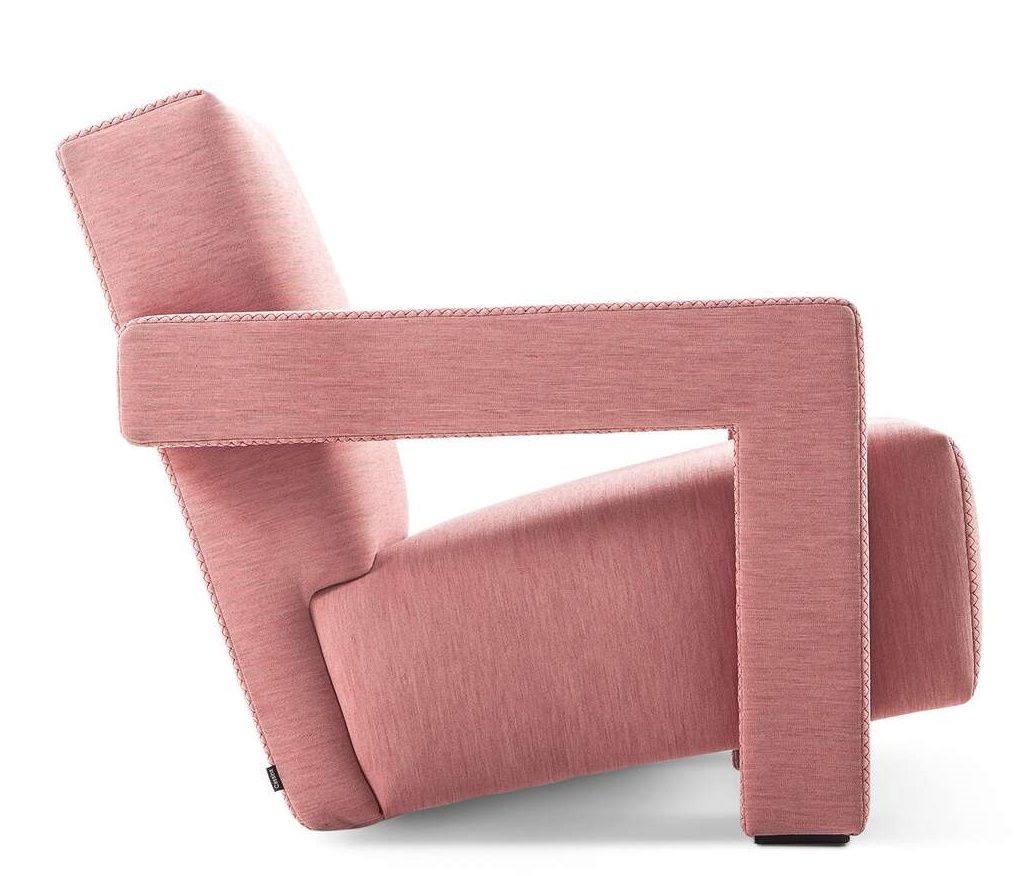 Cassina Utrecht Sessel 637 in Rosa, moderner Design-Sessel mit Armlehnen, seitliche Ansicht.